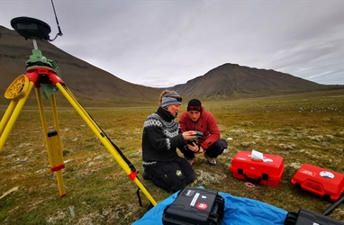What is the relationship between remote-sensed imagery of tundra vegetation and field-based vascular plant biomass and goose disturbance?